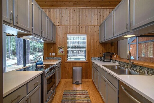 Building Photo - 14745 Davos Dr