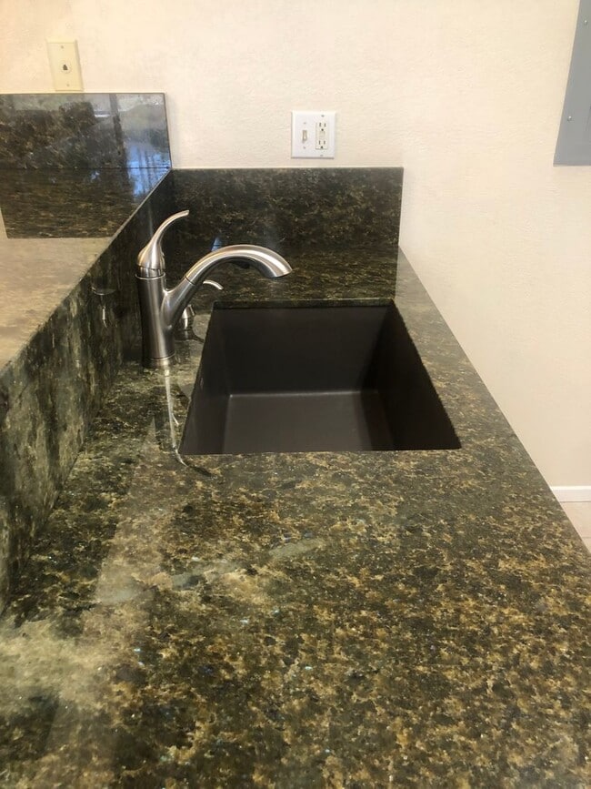 Building Photo - Beautiful 2 Bedroom UPGRADED condo for rent!