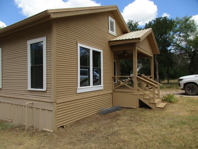 Building Photo - Charming Remodeled 2/1 Home