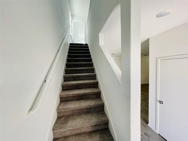 Building Photo - 125 Bennington Dr