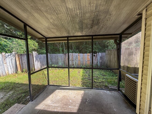 Building Photo - Pet Friendly & Completely remodeled 2 bedroom 1.5 bath townhouse available for rent!