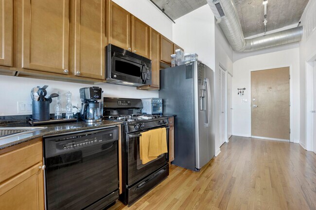 Building Photo - 1033 W 14th Pl