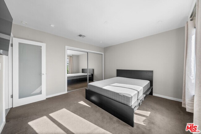 Building Photo - 1145 Larrabee St