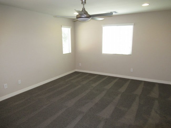 Building Photo - MOVE IN SPECIAL