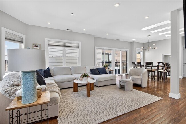 Building Photo - 15 W Bellflower St