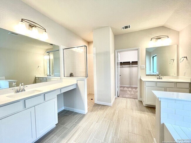 Building Photo - Hill Country Retreat