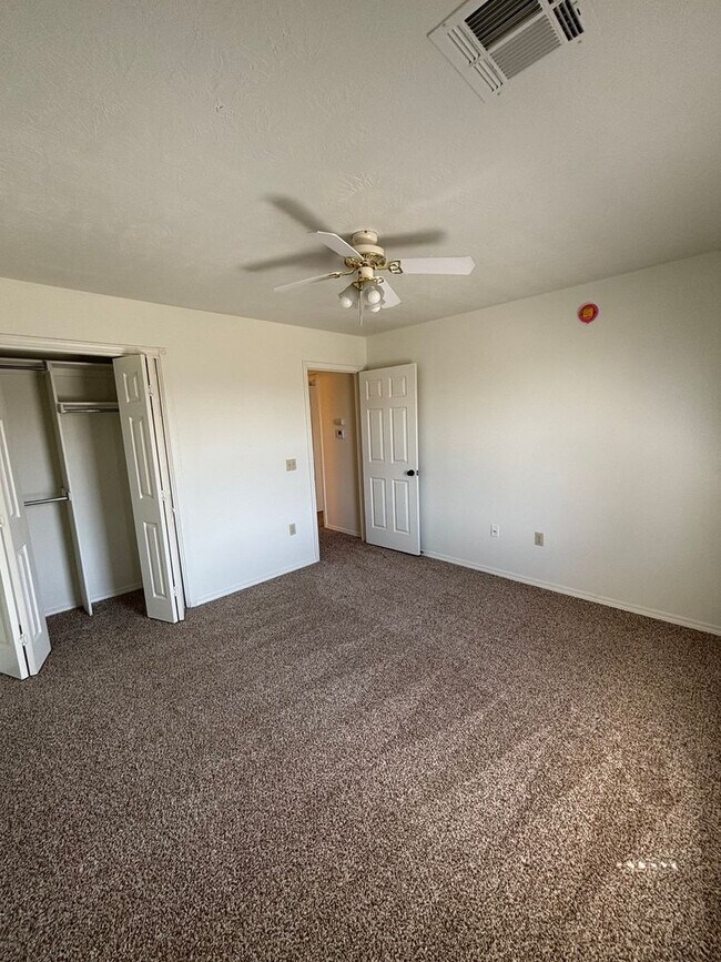 Building Photo - 3br 2.5ba on Surrey Hills Golf Course!!