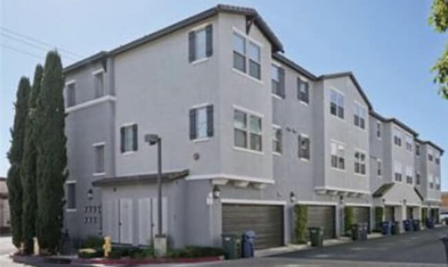 Building Photo - 2 Bedroom, 2.5 Bath Tri-level townhouse in Signal Hill