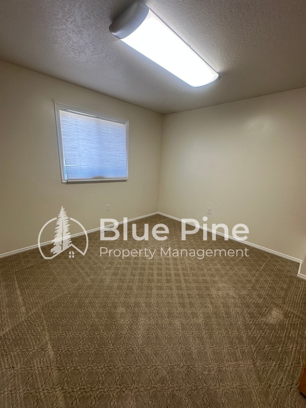 Building Photo - 1077 E 1300 N