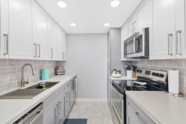 Building Photo - 4064 Cornwall D