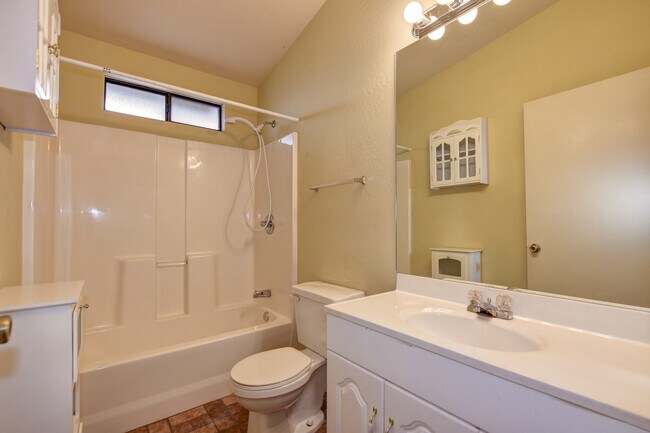 Building Photo - 3 Bedroom 3 Bath home in Diamond Valley!