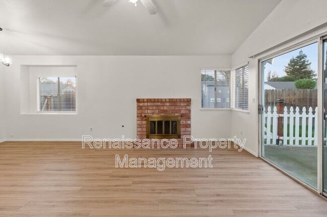 Building Photo - 165 Henry Ct