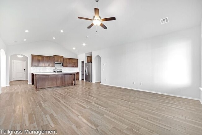 Building Photo - A Blend of Modern Luxury and Comfort