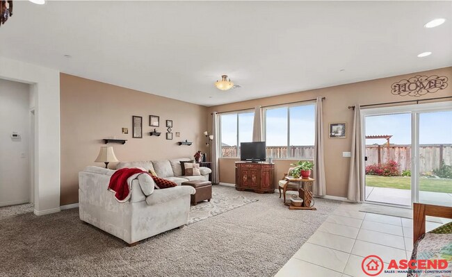Building Photo - Spacious 3BD/2BA Home in Bakersfield's 93313 — Fully Equipped, Garage & Small Pets Welcome!