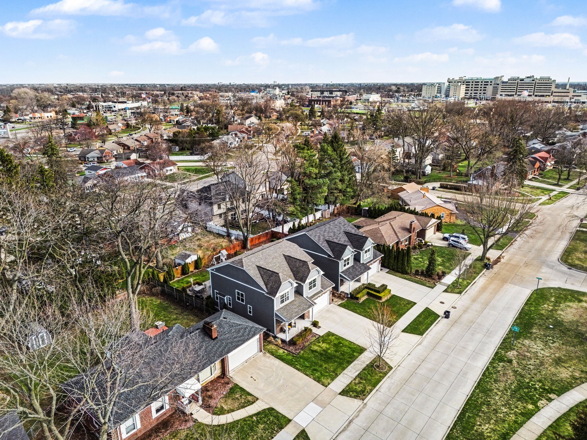 Building Photo - 3906 Hillside Dr