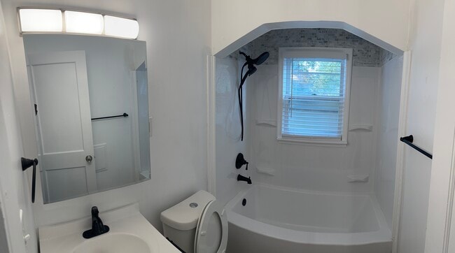 Building Photo - 915 Sunningdale Dr