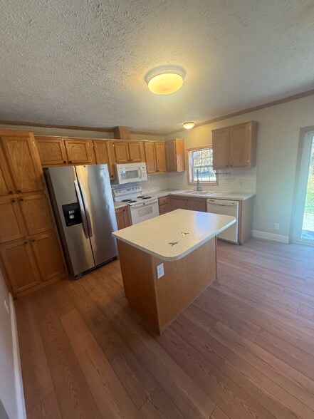 Building Photo - 1561 Maryan Ave