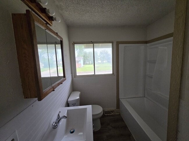 Building Photo - Montara 2/1 with fully fenced in yard and ...