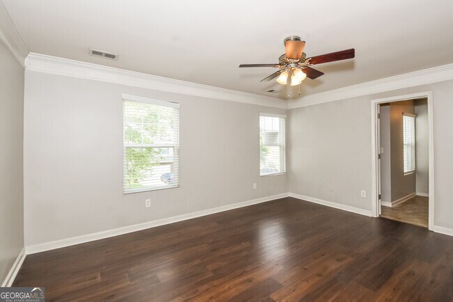 Building Photo - 3120 Englewood Dr