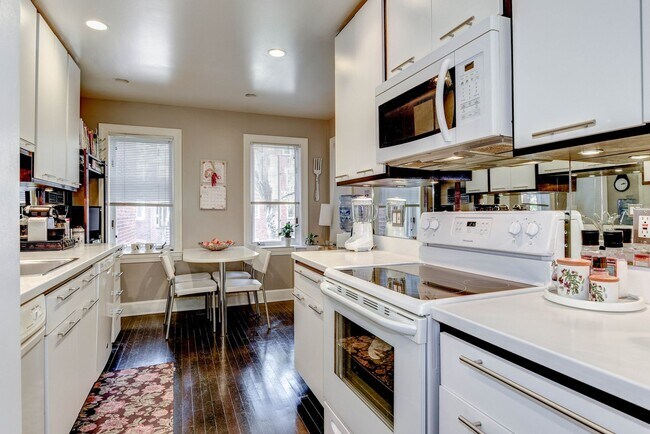 Building Photo - Beautiful Home in the Coveted Gated Commun...