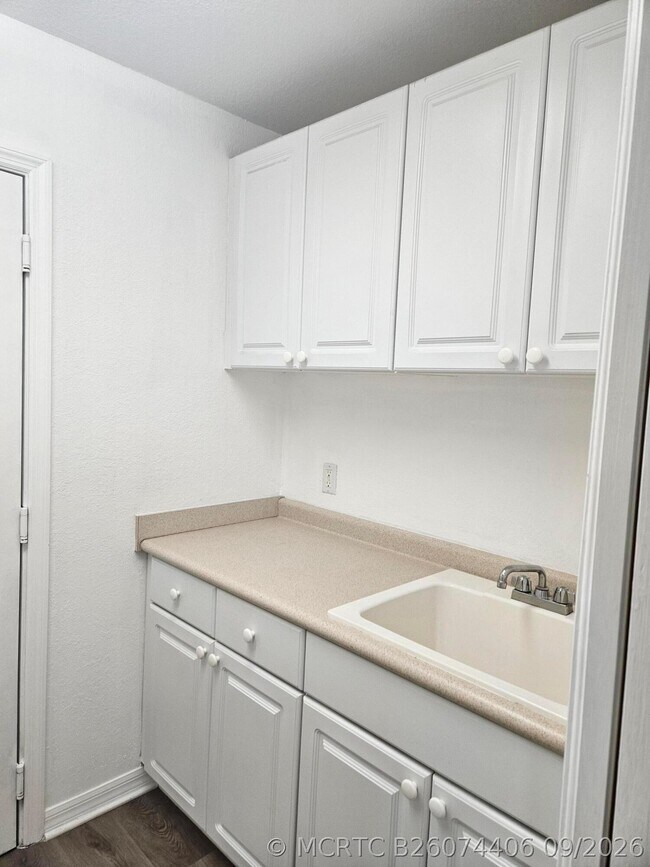 Building Photo - 1825 Sandhill Crane Dr