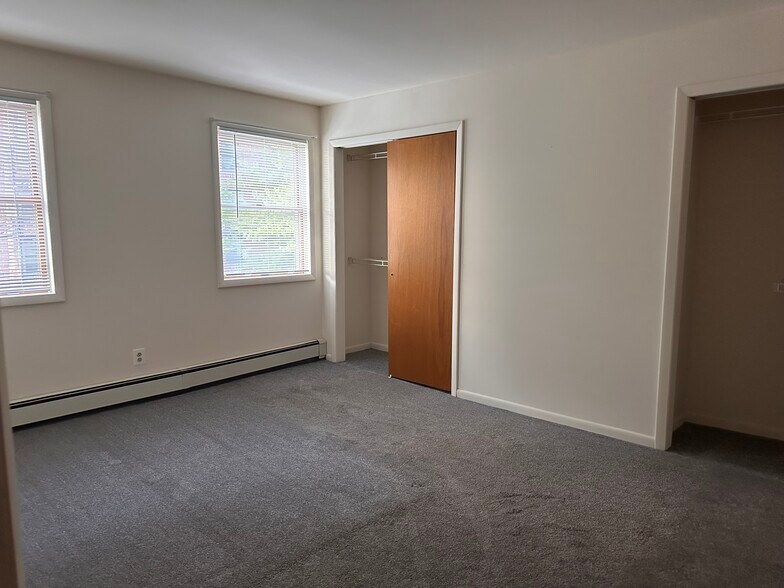 Building Photo - 12 Maple Pl