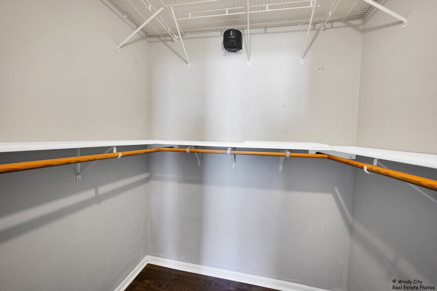 Building Photo - 240 Acorn Dr
