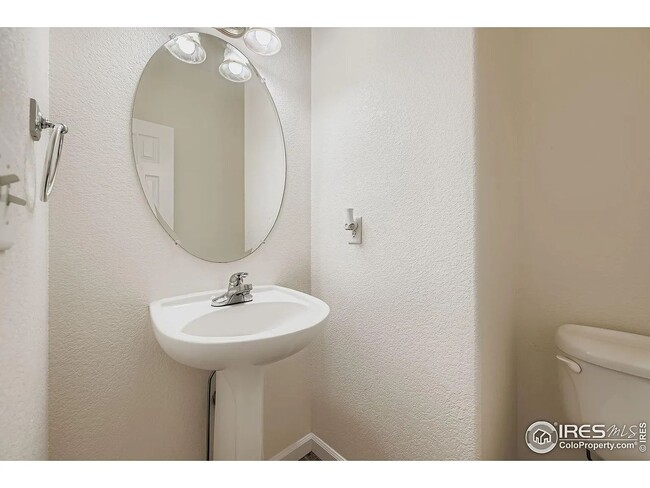 Building Photo - 300 Riverview Ct