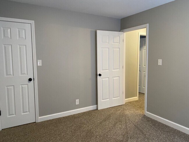 Building Photo - Newly remodeled 3 Bdr 2 Bath conveniently ...