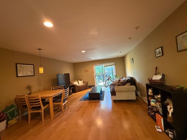 Building Photo - 3 Bedrooms!! 3 Baths!!