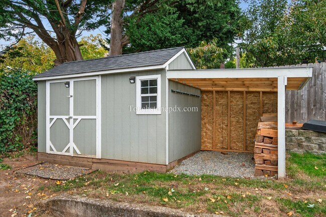 Building Photo - Charming West Linn Home with Stunning Mt. ...