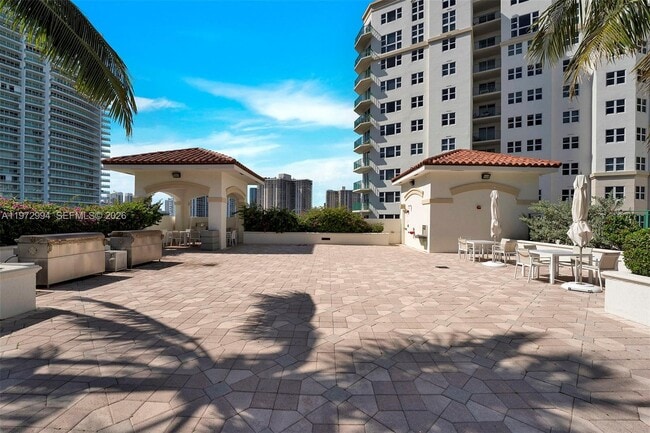 Building Photo - 20000 E Country Club Dr