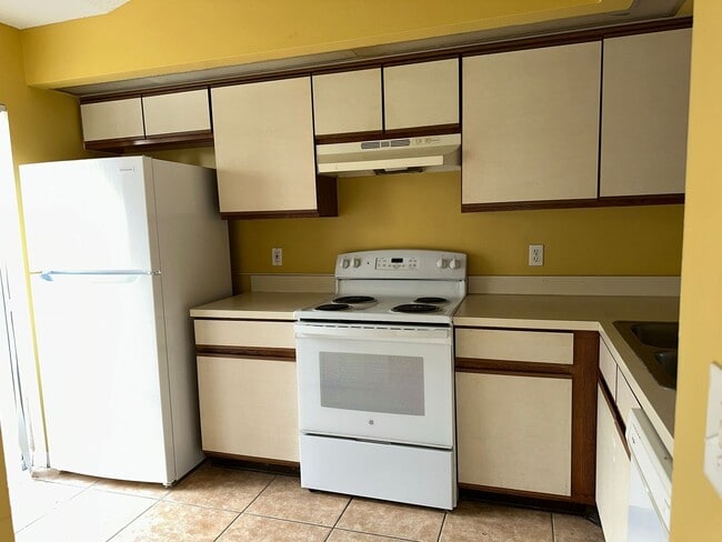 Building Photo - Spacious 3/2 Town Home in Meadow Woods.  A...
