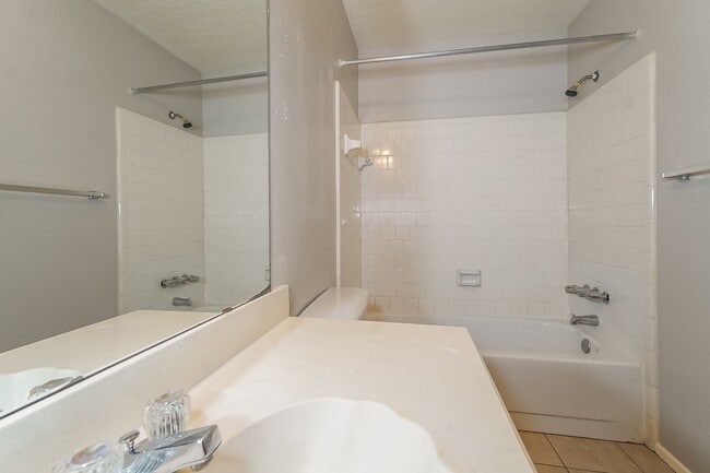 Building Photo - 7622 Millbrae Ln