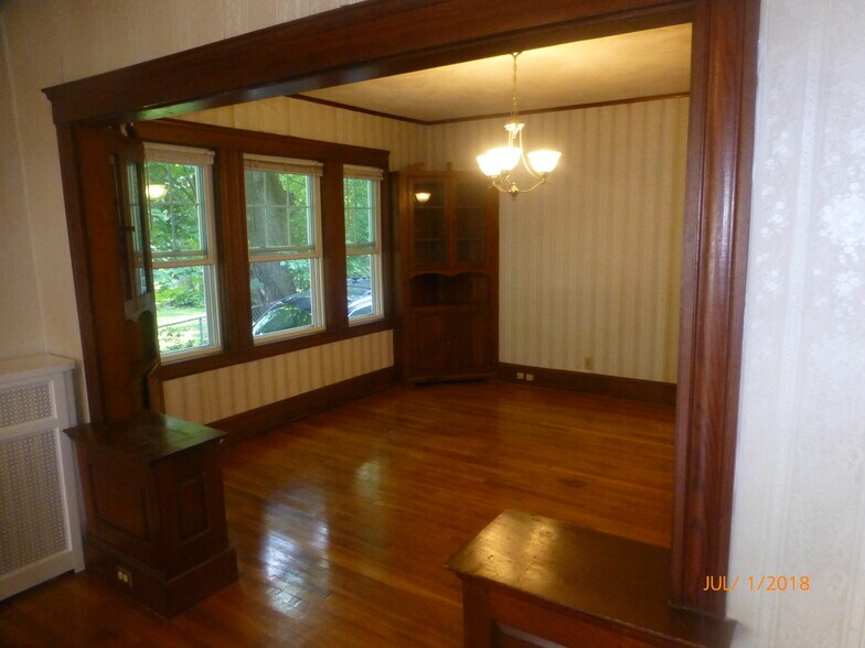 dining room w/ built-in china cabinets - 43 Goethe St