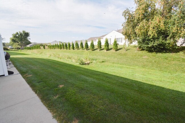 Building Photo - Cozy 2 Bed, 1.5 Bath Townhome in Stewartville, MN