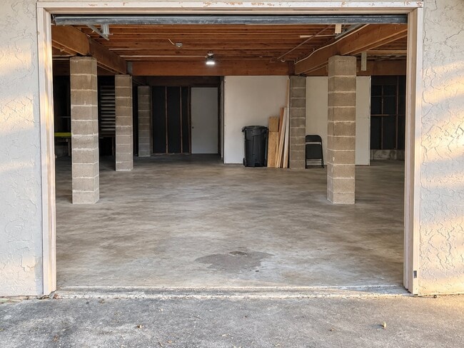Building Photo - 2603 Lazy Lake Dr
