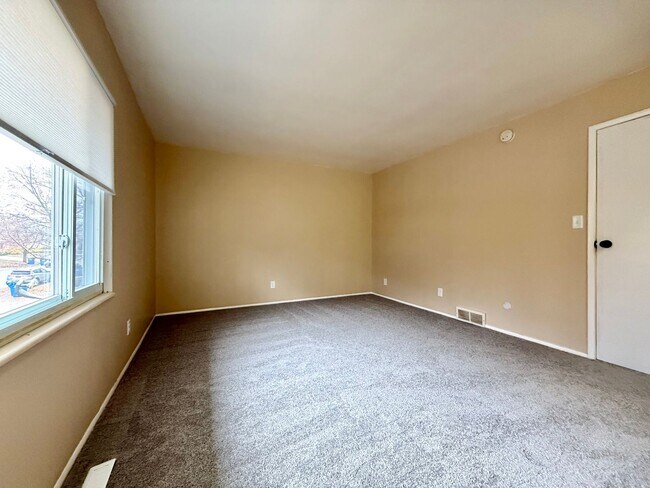 Building Photo - Pennoyer 1703/1705