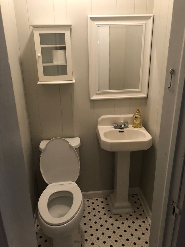 Building Photo - Cute 2 bed, 1 1/2 bathroom house in betwee...