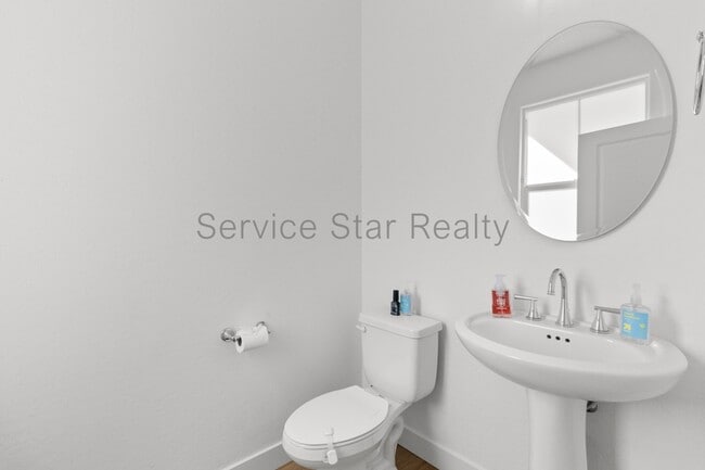 Building Photo - 3218 W Glendale Ave