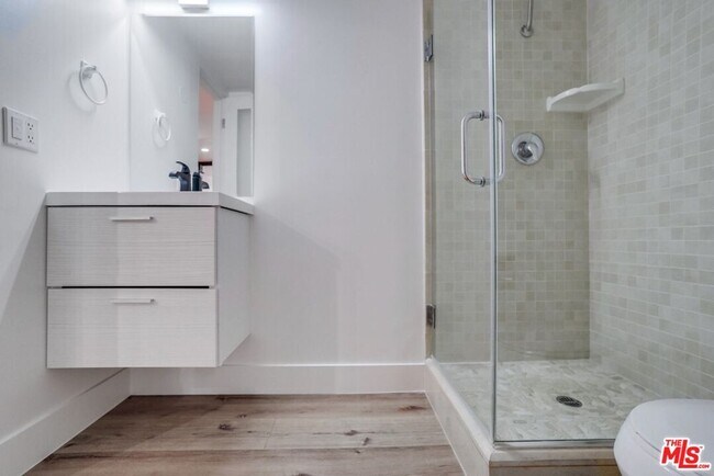 Building Photo - 435 N Oakhurst Dr