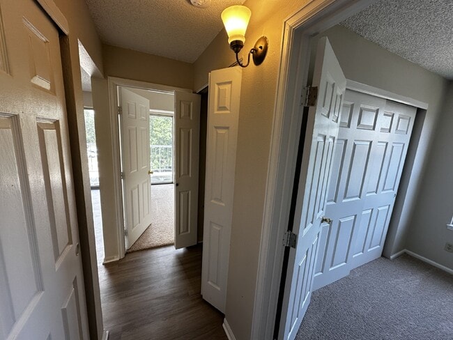 Building Photo - AVAILABLE NOW!  Charming Chestnut Condo!