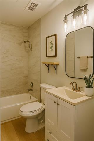 Building Photo - 219 Lynn St