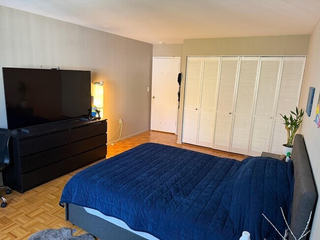 Building Photo - 893 Farmington Ave