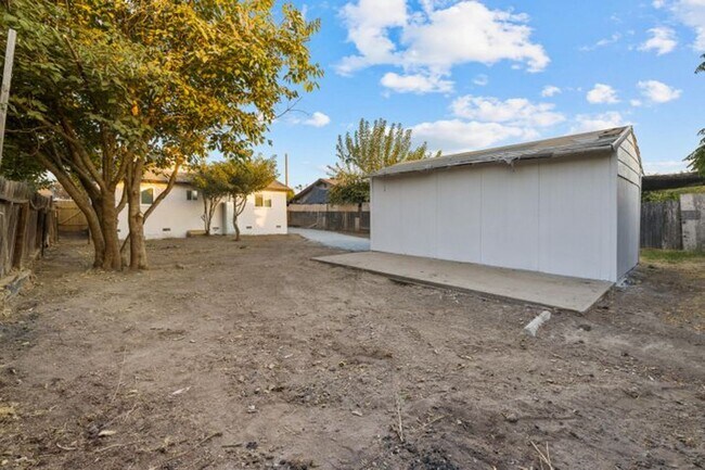 Building Photo - 1406 W Roosevelt Ave