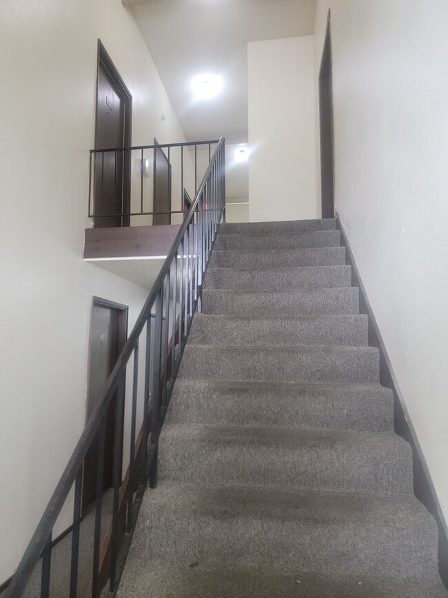 Building Photo - 2 Bedroom, North Tacoma, $1395 + $100 w/s/g = $1495.00, upper floor apartment