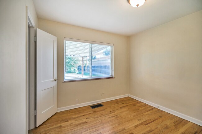 Building Photo - Amazing 4BR, 2BTH in Park Hill!!