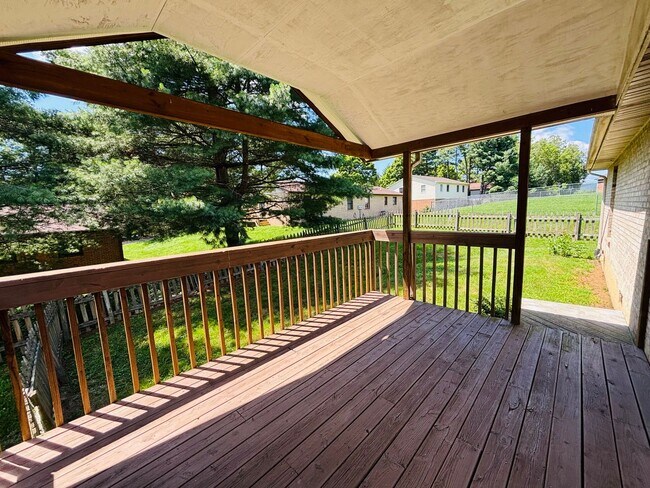 Building Photo - 1439 Sandy Cir