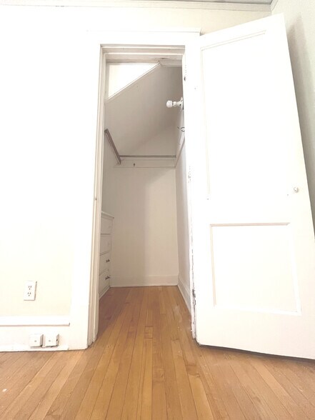 Building Photo - 2533 N Lake Dr