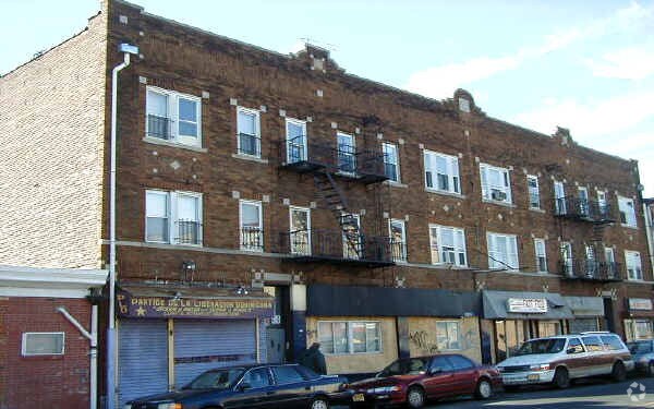 Building Photo - 919-923 Main Ave